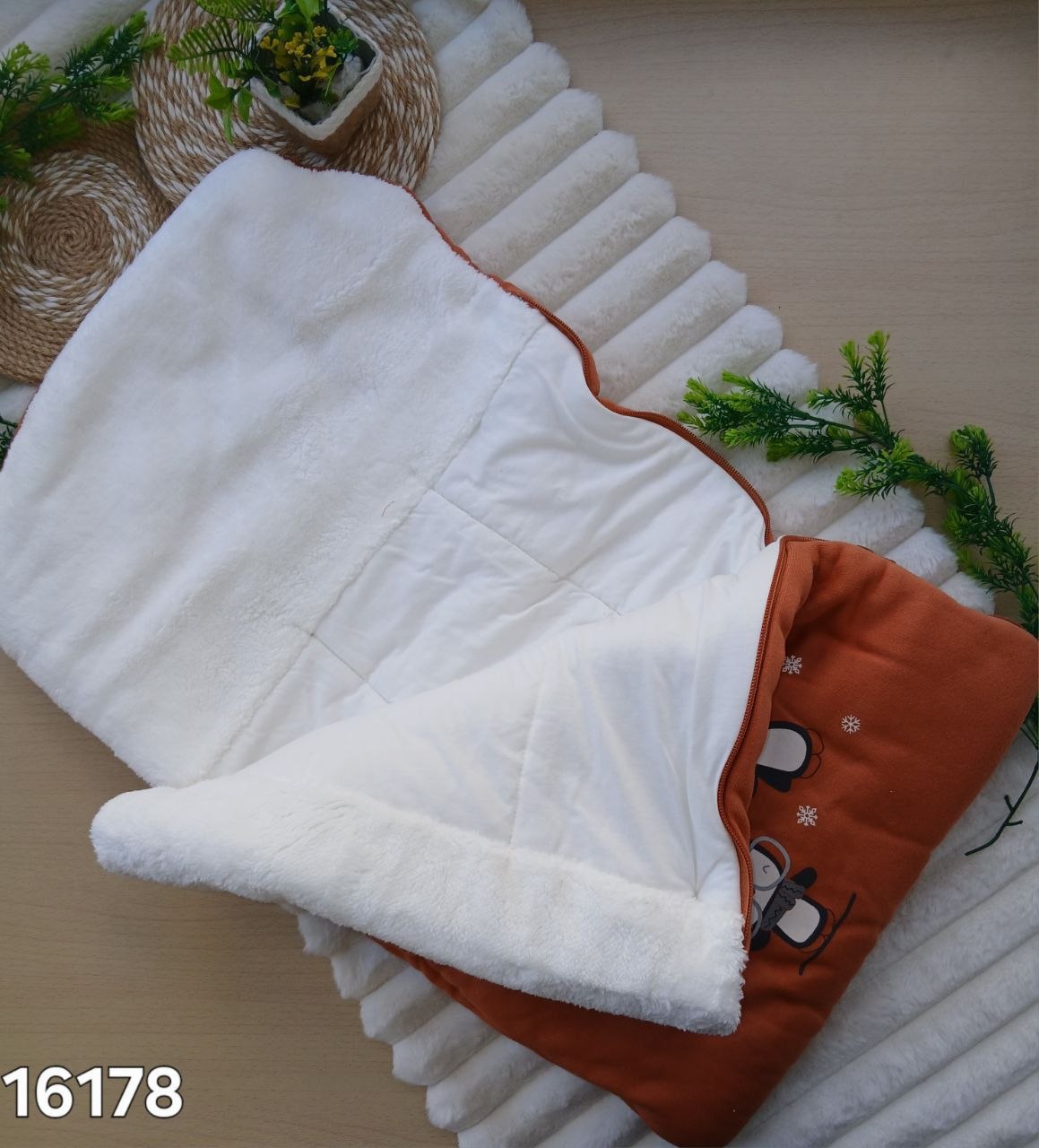 New collection ☀️☀️☀️
Junior 📣📣📣
Code 16178
بورت من جوة مبطن فايبر 
و الرأس فرو